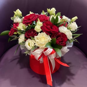 Hat box with flowers 'The perfection of beauty'