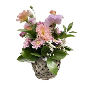 Flower basket 'Rattan Basket with eustoma'