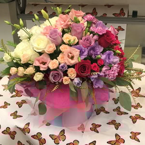 Hat box with flowers 'Exquisite scent'