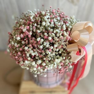 Hat box with flowers 'Delicate gypsophila box'