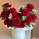 Rosas escarlatas francesas con eucalipto