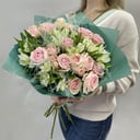 Ramo de rosas y alstroemeria