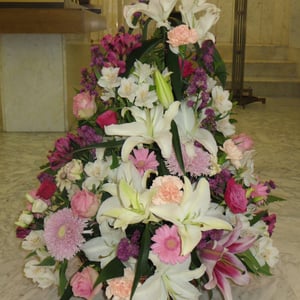 Saisonblumengesteck weiß-rosa