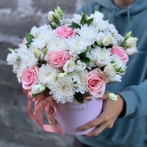Hat box with flowers 'Delicate arrangement of fresh flowers'