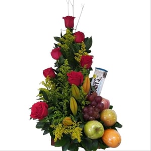 Arrangement aus Rosen, Früchten und Schokolade