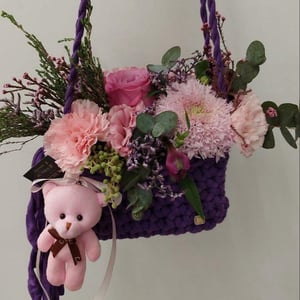 Composition florale 'Sac de fleurs avec un ours en peluche'