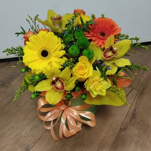 Hat box with flowers 'Flower arrangement "Ray of the sun"'