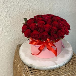 Hat box with flowers 'I'm near'