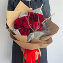 Ramo de rosas rojas en papel kraft