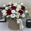 Hat box with roses and eustoma
