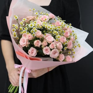 Ramo de rosas y margaritas