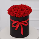 Hat box with flowers 'Passion: Red roses in a box'