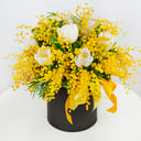 Hat box with flowers 'Spring Salute'