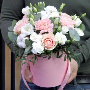 Hat box with flowers 'Champagne'