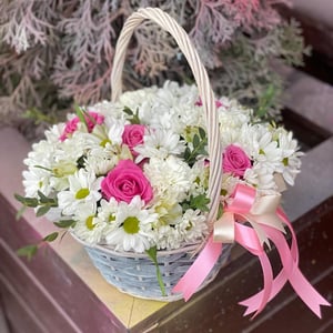Flower basket 'Arrangement in a basket of chrysanthemums'