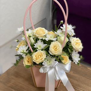 Композиция «Постельный Нюанс» из роз и хризантем