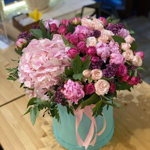 Hat box with flowers 'Nocturne'