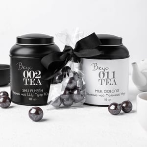 Gift set of elite tea and sweets