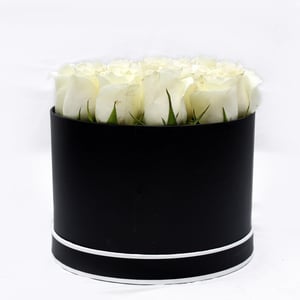 Arrangement 'White roses in a hatbox'