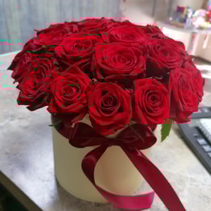 Hat box with flowers 'Ruby glow'