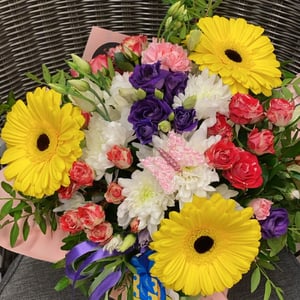 Hat box with flowers 'Bright colors'