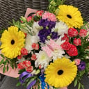 Hat box with flowers 'Bright colors'