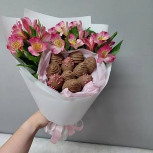 Bouquet of 10 berries dipped in milk chocolate and color