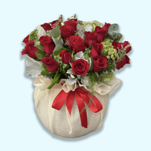 Arrangement 'Aquarium with red roses'