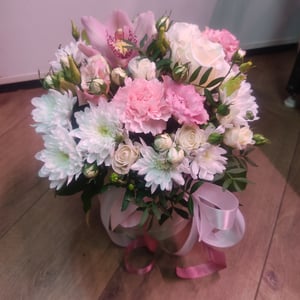 Hat box with flowers 'Flower arrangement "Modest smile"'
