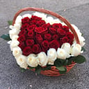 Blumenkorb 'Roses in a basket in the form of a heart'