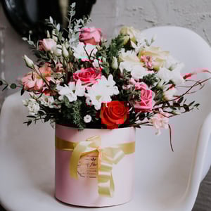 Blumenbox 'Hutschachtel "Coquette" mit Rosen'