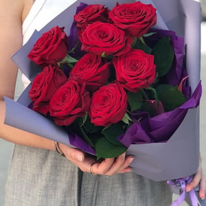 Blumenstrauß 'Ein Strauß aus neun roten Rosen, verpackt.'