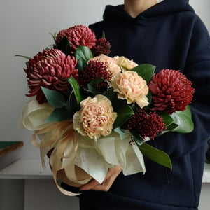 Blumenbox 'Chrysanthemen Bigudi Red und Dianthus'