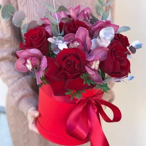 Hat box with flowers 'Passion'