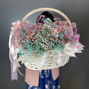 Flower basket 'Basket of colorful gypsophila'