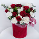 Hat box with flowers 'Passionate novel'