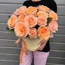 Hat box with flowers 'Peach mood'