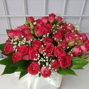 Hat box with flowers 'Tender rose'