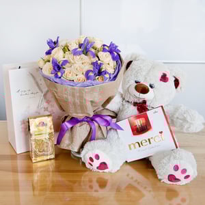 Anziehung mit Süßigkeiten, Tee und einem Teddybären