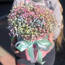 Hat box with flowers 'Rainbow gypsophila in a box'