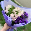 Blumenstrauß mit Rosen und Statice