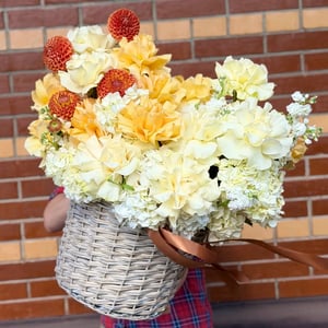 Flower basket 'Happiness for Two'