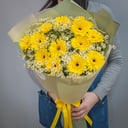 Blumenstrauß aus 15 gelben Gerbera und 20 Matricaria