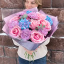 Ramo con claveles y rosas rosadas