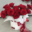 Hat box with flowers 'Red roses in a box'