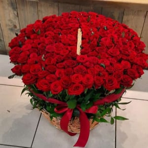 Flower basket 'Basket of 151 red roses'