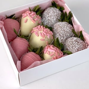 A set of strawberries in chocolate "Esten" 9 berries
