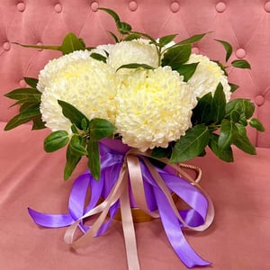 Hat box with flowers 'Bouquet of Chrysanthemums in the Box "Sincerity"'