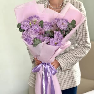Blumenstrauß mit fünf lavendelfarbenen Lisianthus-Blüten, verziert mit Perlen