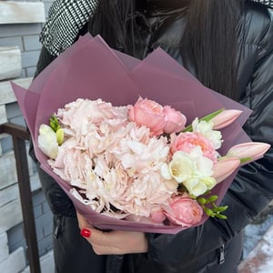 Bouquet of hydrangeas, freesias and roses